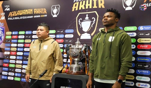 Ketua jurulatih Kuching City FC, Aidil Sharin Sahak (kiri) bersama kapten pasukannya James Okwuosa dalam sidang media Piala Malaysia 2026 di Stadium Nasional Bukit Jalil - Foto MFL