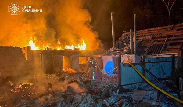Anggota bomba menjalankan operasi di lokasi serangan dron Rusia di wilayah Sumy, Ukraine/Foto REUTERS