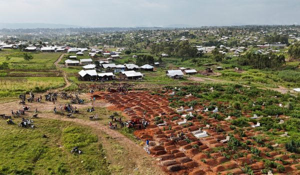 Penduduk Kem Kigonze menghadiri pengebumian mangsa yang disyaki dijangkiti Ebola di Bunia, timur Republik Demokratik Congo/Foto REUTERS
