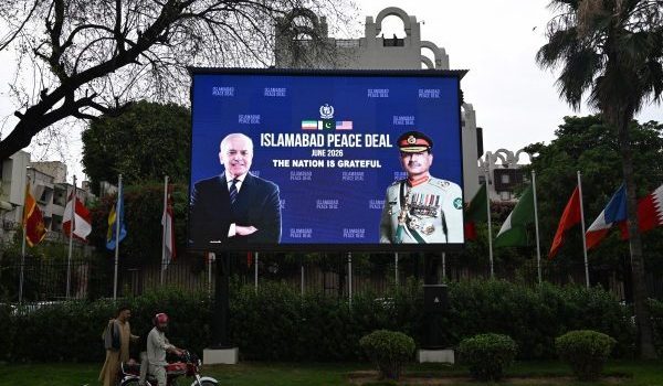 Papan elektronik memaparkan Perdana Menteri Pakistan, Shehbaz Sharif (kiri), dan Marshal Medan, Asim Munir, di Islamabad susulan pengumuman perjanjian damai antara Amerika Syarikat dan Iran/Foto AFP