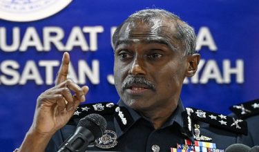 KUALA LUMPUR, 29 Dis -- Pengarah Jabatan Siasatan Jenayaah (JSJ) Bukit Aman Datuk M. Kumar bercakap mengenai kejayaan melumpuhkan kegiatan Geng Rusaboy menerusi operasi khas iaitu Op Tiga pada sidang media di Ibu Pejabat Polis Bukit Aman hari ini.

--fotoBERNAMA (2025) HAK CIPTA TERPELIHARA