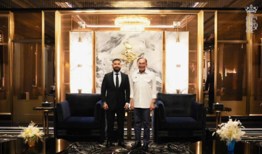 Foto Facebook Pemangku Sultan Johor Tunku Mahkota Ismail (kiri) dan Perdana Menteri, Datuk Seri Anwar Ibrahim