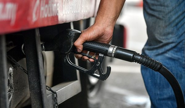PETALING JAYA, 10 Jun -- Harga diesel di semua stesen minyak di Semenanjung Malaysia ditetapkan pada kadar RM3.35 seliter ketika tinjauan fotoBernama di setesen minyak sekitar pusat bandar hari ini.

Menteri Kewangan II Datuk Seri Amir Hamzah Azizan ketika mengumumkan perkara itu berkata ia adalah harga pasaran tanpa subsidi berdasarkan purata bulan Mei 2024 mengikut formula Automatic Pricing Mechanism.

Beliau berkata dengan penetapan harga dan pelaksanaan subsidi diesel secara bersasar, ia dapat memberikan penjimatan sebanyak RM4 bilion setahun di samping dapat mengukuhkan kedudukan kewangan negara untuk jangka masa panjang.

--fotoBERNAMA (2024) HAK CIPTA TERPELIHARA