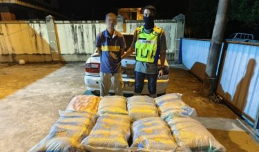 Sebahagian daripada 800 kilogram beras dipercayai diseludup dari Thailand yang dirampas PGA dalam Op Taring Wawasan di Kampung Batu Hitam, Tanah Merah, Kelantan/Foto PGA