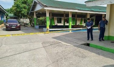 Anggota polis berkawal di lokasi kejadian tembakan di sebuah sekolah menengah di Tacloban City, wilayah Leyte, Filipina/Foto AFP