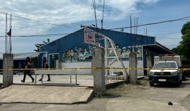 Pasukan polis membuat kawalan di hadapan pintu masuk sekolah selepas insiden tembakan di kawasan sekolah menengah di Bandar Tacloban, wilayah Leyte/Foto AFP