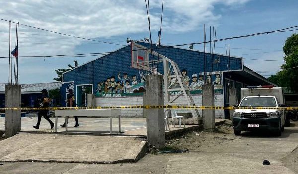 Pasukan polis membuat kawalan di hadapan pintu masuk sekolah selepas insiden tembakan di kawasan sekolah menengah di Bandar Tacloban, wilayah Leyte/Foto AFP