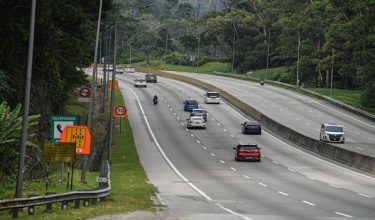 KUALA LUMPUR, 22 Mei -- Aliran trafik di Lebuhraya Kuala LumpurKarak ke arah Pantai Timur masih lancar ketika tinjauan fotoBernama sempena cuti sekolah dan sambutan Hari Raya Aidiladha hari ini.

Orang ramai dinasihatkan merancang perjalanan dengan baik, memandu berhati-hati dan mematuhi undang-undang jalan raya.

--fotoBERNAMA (2026) HAK CIPTA TERPELIHARA