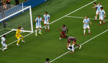 Juan Freytes mencatat gol ketiga Fluminense selepas menyudahkan hantaran German Cano hasil sepakan sudut / REUTERS