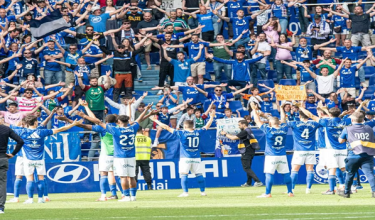 Pemain Real Oviedo meraikan kejayaan mereka bersama penyokong / LaLiga