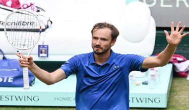 Pemain tenis Rusia, Daniil Medvedev meraikan kemenagannya di separuh akhir Terbuka Halle / AFP