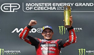 MotoGP - Czech Republic Grand Prix - Masaryk Circuit, Brno, Czech Republic - June 21, 2026 Ducati Lenovo Team's Marc Marquez holds aloft the trophy after winning the race REUTERS/David W Cerny
