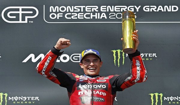 MotoGP - Czech Republic Grand Prix - Masaryk Circuit, Brno, Czech Republic - June 21, 2026 Ducati Lenovo Team's Marc Marquez holds aloft the trophy after winning the race REUTERS/David W Cerny
