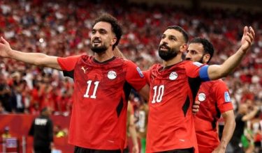 Salah (kanan) menjadi wira selepas membantu Mesir menewaskan New Zealand 3-1. Foto/AFP