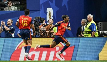 Spain's forward #19 Lamine Yamal (R) celebrates after scoring the opening goal during the 2026 World Cup Group H football match between Spain and Saudi Arabia at the Atlanta Stadium in Atlanta on June 21, 2026.  (Photo by ROBERTO SCHMIDT / AFP)