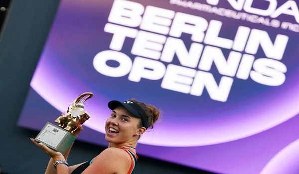 Tennis - WTA 500 - Berlin Open - Steffi Graf Stadium, Berlin, Germany - June 21, 2026 Czech Republic's Linda Noskova celebrates with a trophy after winning her final match against Jessica Pegula of the U.S. REUTERS/Fabrizio Bensch