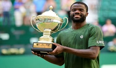 Tennis - ATP 500 - Halle Open - OWL Arena, Halle, Germany - June 21, 2026 Frances Tiafoe of the U.S. holds aloft the trophy after winning his final match against Taylor Fritz of the U.S. REUTERS/Fabian Bimmer     TPX IMAGES OF THE DAY