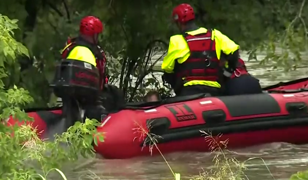 Pasukan Bomba Kansas City berjaya menyelamatkan seorang wanita yang berpaut di sebatang pokok akibat dihanyutkan arus banjir kilat/ Foto REUTERS