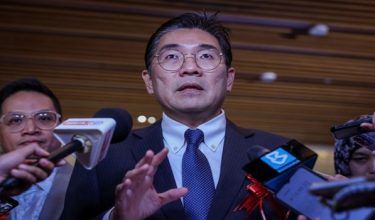 Timbalan Menteri Pelaburan, Perdagangan dan Industri, Sim Tze Tzin ditemu bual pemberita pada Majlis Perasmian Ekspo Pembuatan Elektronik Asia (EMAX) 2026 / Foto BERNAMA