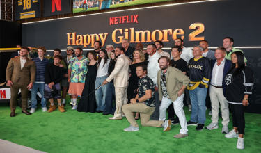 Barisan Pelakon dan Kru “Happy Gilmore 2” bergambar bersama / REUTERS
