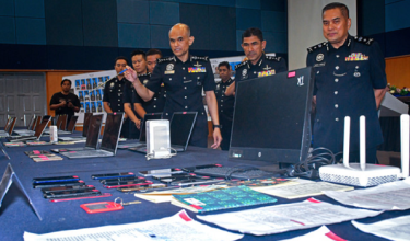 Ketua Polis Selangor Datuk Shazeli Kahar (tengah) menunjukkan barang kes yang dirampas semasa sidang media