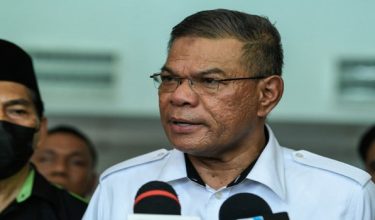 Menteri Dalam Negeri, Datuk Seri Saifuddin Nasution Ismail ditemu bual pemberita ketika melawat lokasi kebakaran di Sekolah Menengah Agama Tarbiah Diniah, di sini. / Foto BERNAMA