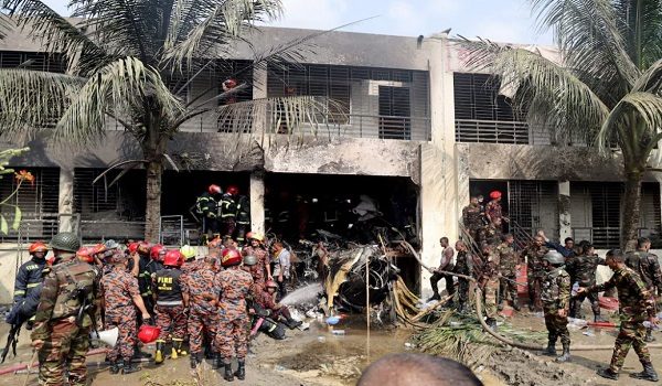 Pesawat latihan tentera udara terhempas ke dalam kampus Kolej Milestone, di Dhaka, Bangladesh/ REUTERS