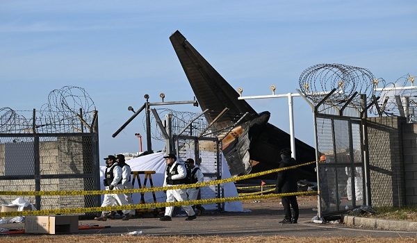 Pesawat Boeing 737-800 Jeju Air terhempas dan terbakar di Lapangan Terbang Antarabangsa Muan di Muan pada 30 Disember 2024/ AFP