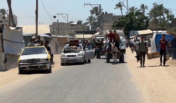 Penduduk di Deir el-Balah ke lokasi selamat akibat diserang Israel/ AFP