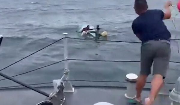 Anggota Tentera Laut Filipina melempar pelampung keselamatan kepada mangsa yang berpaut pada bot yang karam/ REUTERS