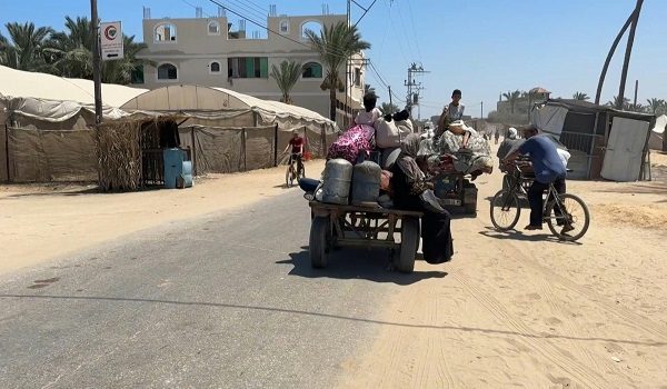 Penduduk Palestin membawa barang-barang mereka dan melarikan diri ke barat Deir el-Balah/ AFP