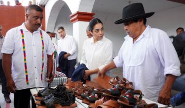 Karen Gonzalez (tengah) berbual bersama seorang artisan sambil disaksikan Datuk Bandar Villa Hidalgo Yalalag, Erick Ignacio Fabian, selepas syarikat itu mengemukakan permohonan maaf berhubung rekaan kasut “Oaxaca Slip On"/Reuters
