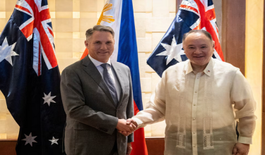 Setiausaha Pertahanan Filipina, Gilberto Teodoro (kanan) dan Menteri Pertahanan Australia, Richard Marles/Foto REUTERS