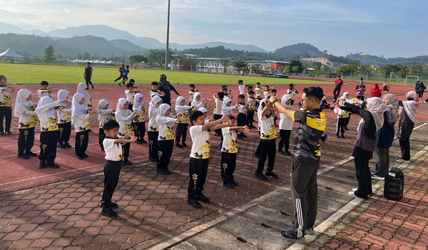 Foto hiasan / Guru Sekolah Rendah Seri Budiman UPSI gembira menjalankan aktiviti bersama murid.