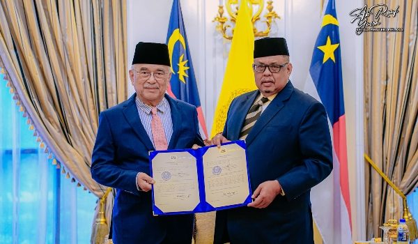 Ketua Menteri Melaka, Datuk Seri Ab Rauf Yusoh, menghadap Yang Dipertua Negeri Melaka, Tun Mohd Ali Mohd Rustam/Foto DS Ab Rauf Yusoh