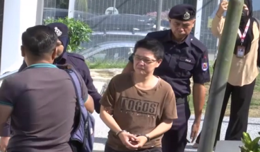 Vun Lee Fon, 46 tahun didakwa membakar sebuah kereta sehingga menyebabkan pemiliknya kerugian RM688, selain didakwa melakukan khianat dengan niat menyebabkan kerosakan kepada kereta dan rumah milik seorang wanita