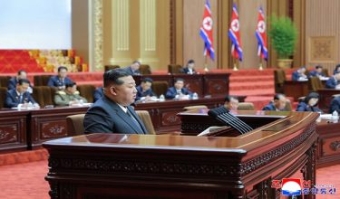 Pemimpin Korea Utara, Kim Jong Un, menyampaikan ucapan pada Sesi ke-13 Perhimpunan Tertinggi Rakyat ke-14 di Dewan Perhimpunan Mansudae, Pyongyang. / Foto AFP