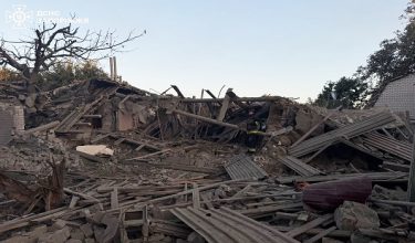 Runtuhan bangunan selepas serangan udara di Zaporizhzhia, ketika pencerobohan Rusia berterusan. / Foto AFP