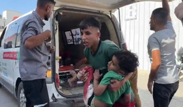 Mangsa serangan udara Israel di kem pelarian Bureij dikejarkan ke Hospital Al-Awda, Nuseirat. Foto- REUTERS