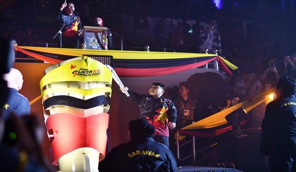 Atlet power lifting negara Bonnie Bunyau Gustin menyalakan obor pada perasmian temasya Para Sukan Malaysia (SUKMA) Sarawak 2024 di Stadium Perpaduan Petra Jaya Kuching malam ini/ BERNAMA