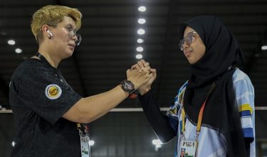 Atlet boling padang wanita Negeri Sembilan Hasmunirah Maliki (kiri) dan Atlet boling padang wanita Perlis Nur Aisyah Tajudin (kanan) ketika ditemui di Arena Lawn Bowls Sarawak hari ini.