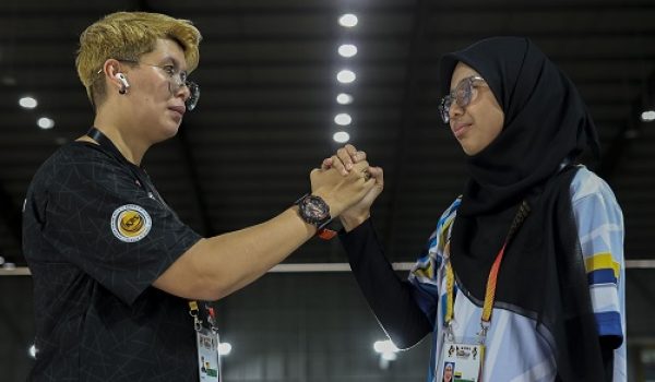 Atlet boling padang wanita Negeri Sembilan Hasmunirah Maliki (kiri) dan Atlet boling padang wanita Perlis Nur Aisyah Tajudin (kanan) ketika ditemui di Arena Lawn Bowls Sarawak hari ini.