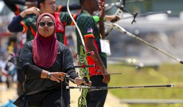 Atlet memanah Negeri Selangor Shazleen Elneesha Saiful Azmi, 22 (kiri) ketika ditemui pada sesi latihan sempena temasya Para Sukan Malaysia (SUKMA) Sarawak 2024 di Lapang Sasar Memanah Petra Jaya hari ini.