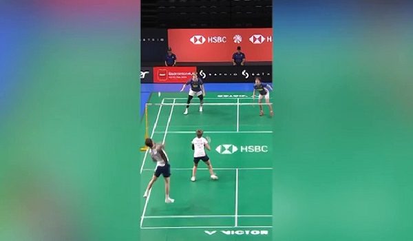 Chen Tang Jie-Toh Ee Wei menundukkan gandingan Thailand, Pakkapon Teeraratsakul–Sapsiree Taerattanachai, dengan kemenangan straight set 21-16, 21-14