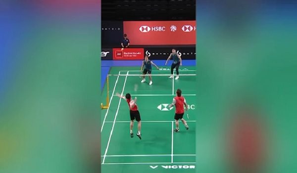 Perlawanan antara Goh Sze Fei–Nur Izzuddin dan beregu Indonesia, Raymond Indra–Nikolaus Joaquin di Olympic Boulevard, Sydney