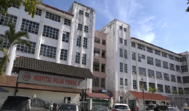 Prosiding kes dijalankan di hospital berikutan tertuduh, Ong Kok Bu sedang menerima rawatan akibat patah kaki.