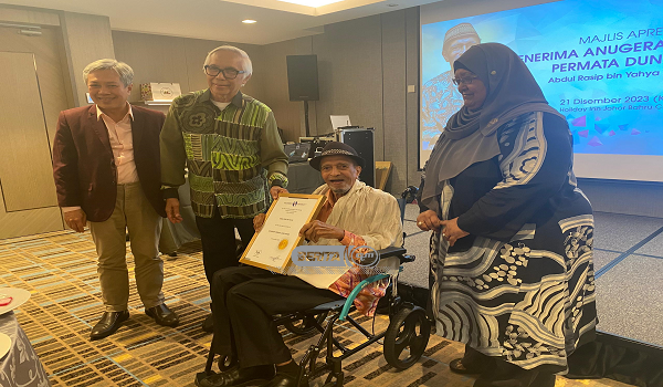 Mat Sentol ketika diraikan dalam Majlis Apresiasi di Johor Bahru, sempena  penerimaan Anugerah Kehormat Permata Dunia