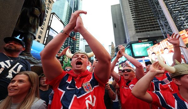 Soccer Football - FIFA World Cup 2026 - Group I - Norway v Senegal - Previews - New York, U.S. - June 21, 2026 Norway fans gather to perform the Viking row in Times Square REUTERS/John Sibley