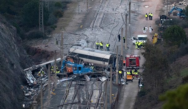 Pasukan kecemasan dan penyiasat bekerja di lokasi pertembungan kereta api berkelajuan tinggi yang meragut sekurang-kurangnya 45 nyawa di Adamuz, selatan Sepanyol/ Foto AFP