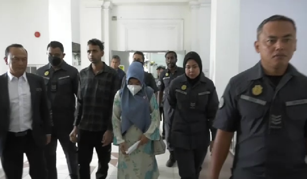 Tertuduh, Anita lukman (tengah) berjalan menuju kamar bicara/RTM